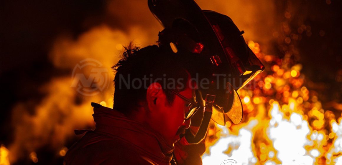 Incendio consume montaña de madera reciclada en Bonanza