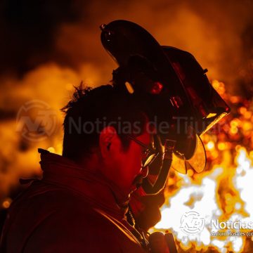 3 Incendio consume montaña de madera reciclada en Bonanza