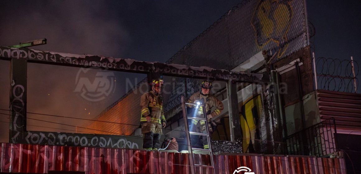 4 Bomberos sofocan incendio en locales abandonados de la colonia Madero