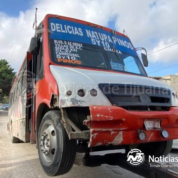 4 Camión de Altisa provoca choque múltiple en Villas de Baja California