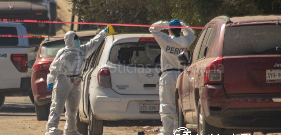 5 Abandonan Nissan March con cuerpo sin vida en la colonia San Bernardo