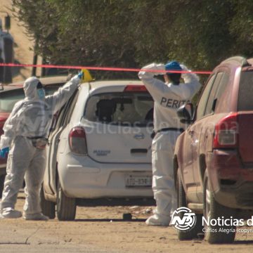 Abandonan Nissan March con cuerpo sin vida en la colonia San Bernardo