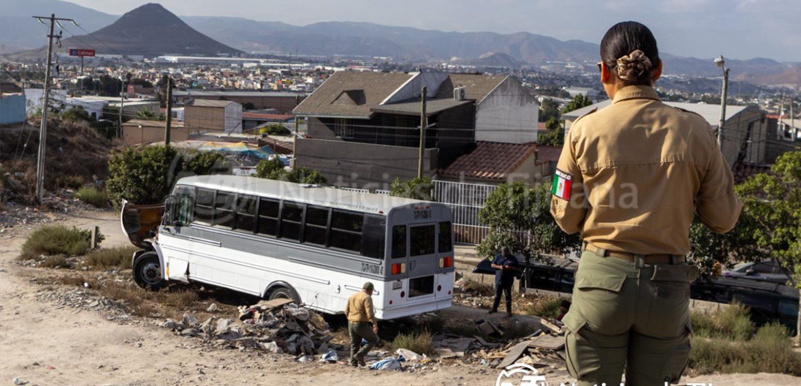 Camión con estudiantes de CECyTE sufre falla mecánica en Villa del Sol