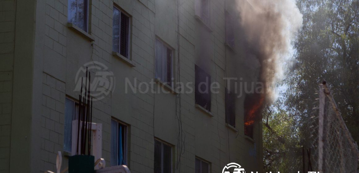 5 Bomberos rescatan a menor de edad en incendio en el Presidentes