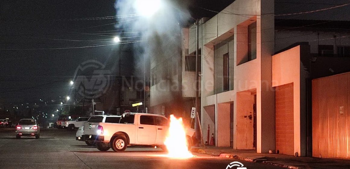 Atacan instalaciones de la Fiscalía en Ensenada; prenden fuego a tres vehículos