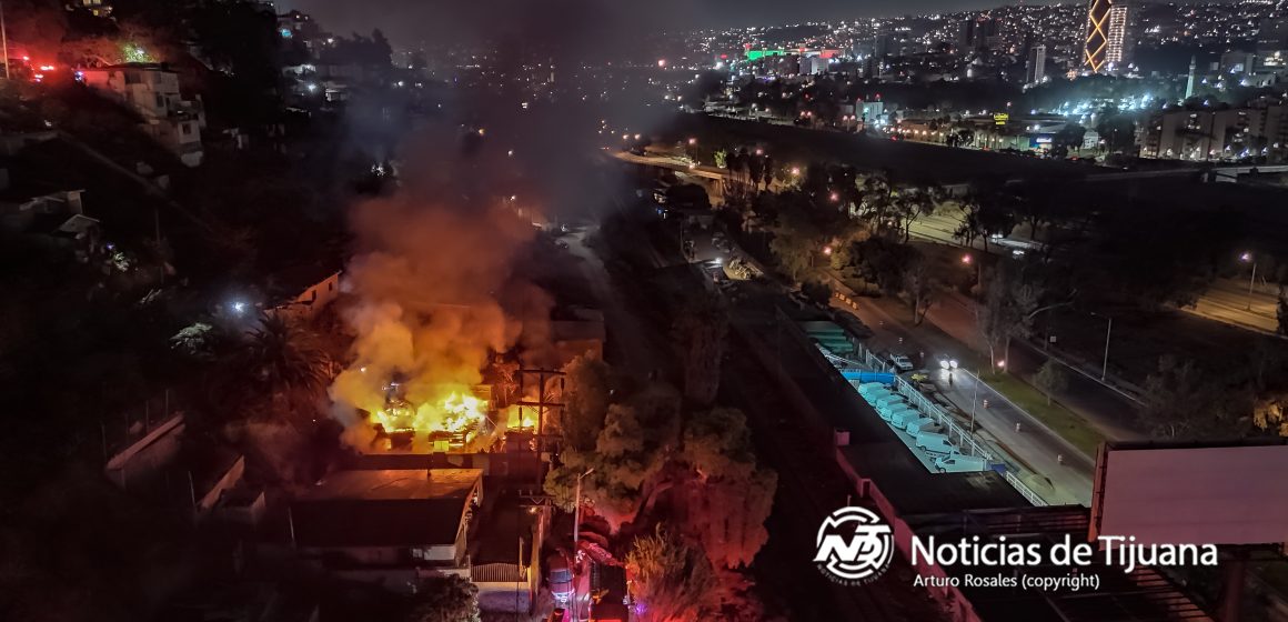 DJI_20250902232117_0005_D Voraz incendio arrasa vivienda en Mineral de Santa Fe en Tijuana