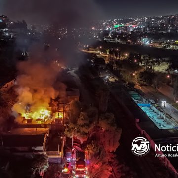 Voraz incendio arrasa vivienda en Mineral de Santa Fe en Tijuana