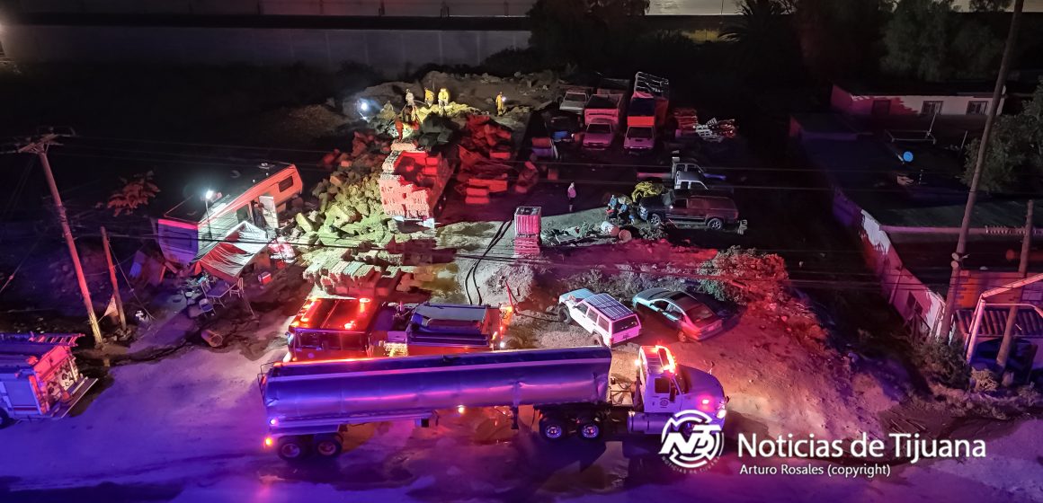 Provocado incendio consume unidad con alfalfa en Tijuana
