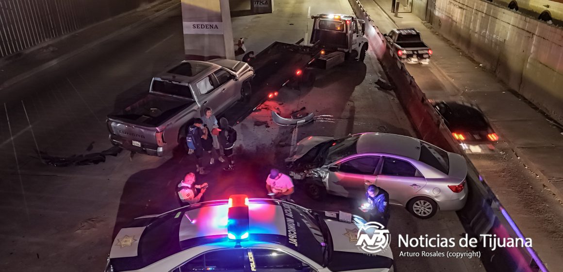 Conductora provoca accidente al dar vuelta prohibida en Tijuana