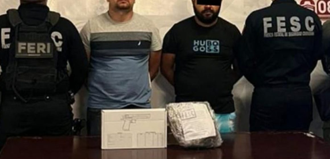 czx Detienen a dos hombres con droga y un arma de fuego cerca de escuela