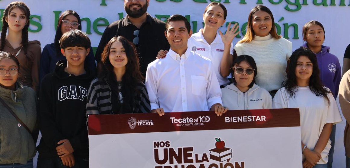 f (5) Román Cota entrega 200 becas educativas a estudiantes de Tecate