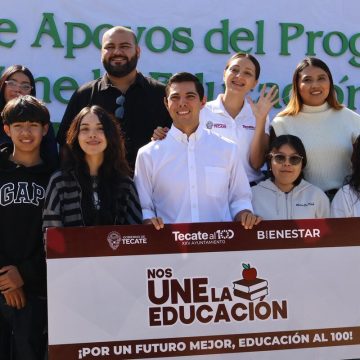 Román Cota entrega 200 becas educativas a estudiantes de Tecate