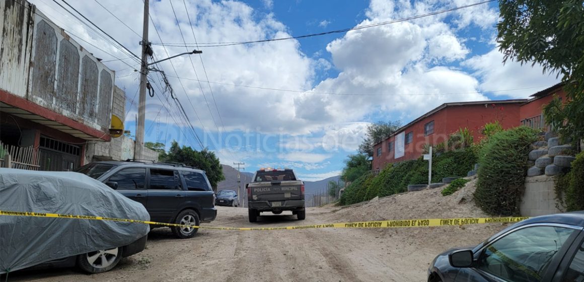 Ejecutan a joven dentro de un vehículo en la colonia Maclovio Rojas
