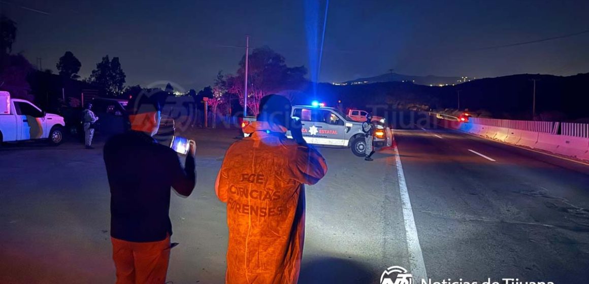 Hallan cuerpo “encobijado” en carretera libre a Tecate 