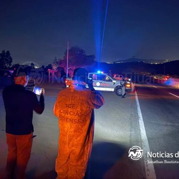 Hallan cuerpo “encobijado” en carretera libre a Tecate 
