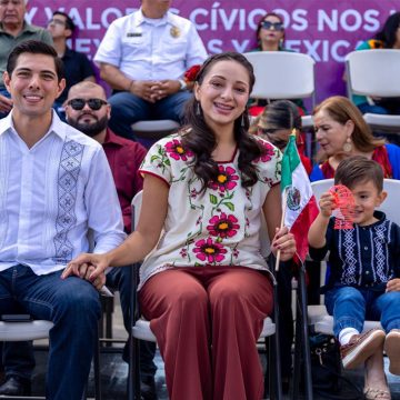 Orgullo, identidad y unidad en desfile cívico por el 215 aniversario de la Independencia de México