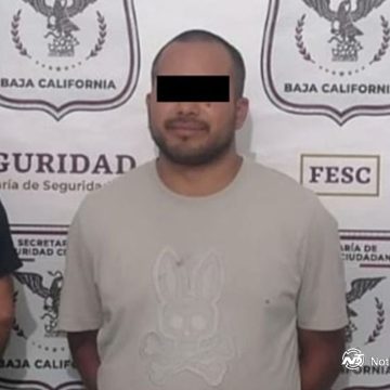 Detenido por orinar en la calle revela dos órdenes de captura por violencia familiar