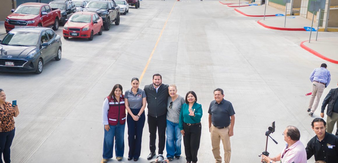 Cumple Ismael Burgueño a ciudadanía de Lomas del Matamoros con pavimentación de calle C.F.E