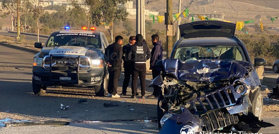 001 Accidente aparatoso deja camioneta volcada en Bulevar 2000