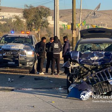 001 Accidente aparatoso deja camioneta volcada en Bulevar 2000