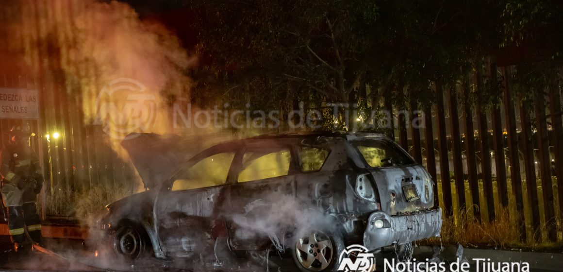 Vehículo abandonado se incendia en la Av Internacional