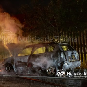 Vehículo abandonado se incendia en la Av Internacional