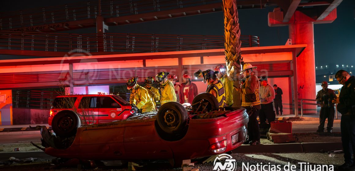 Conductor queda prensado tras volcadura en Tijuana
