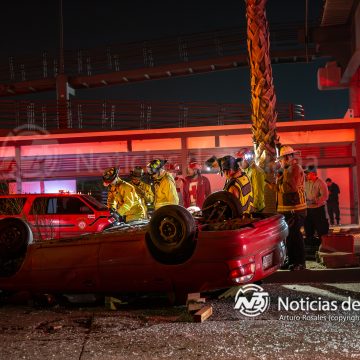 Conductor queda prensado tras volcadura en Tijuana