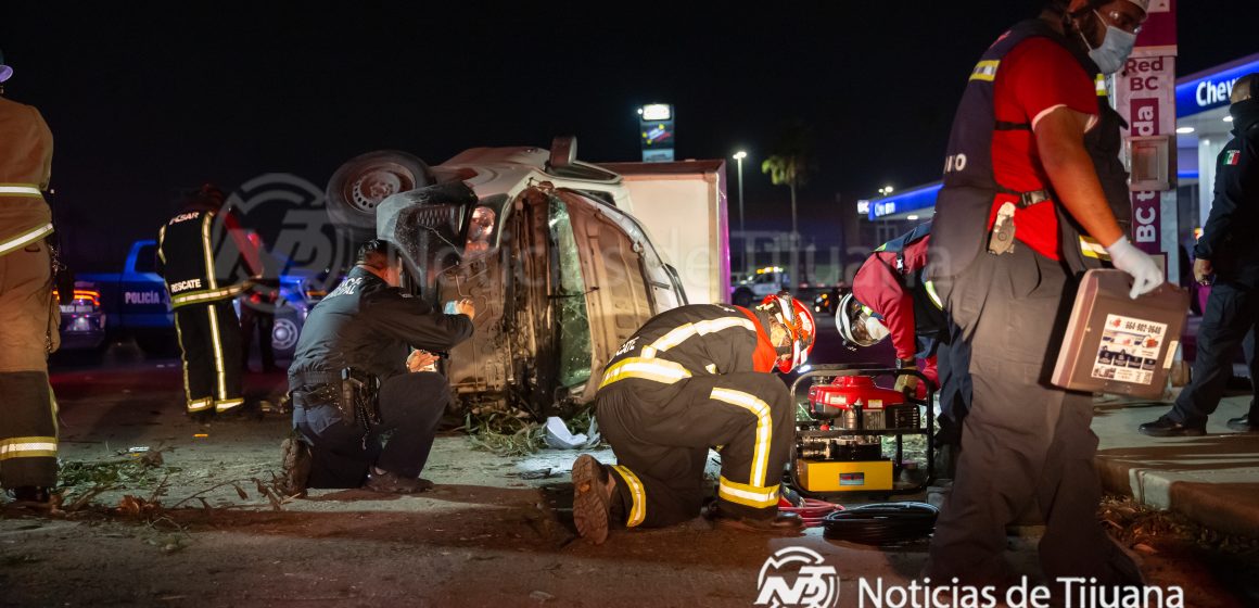 Fuerte choque deja a un hombre prensado en el bulevar Lázaro Cárdenas