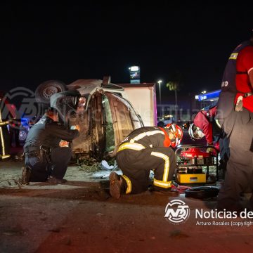 Fuerte choque deja a un hombre prensado en el bulevar Lázaro Cárdenas