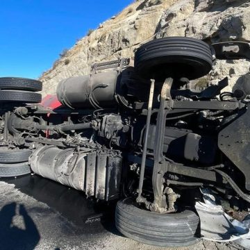 Volcadura de pipa de gas provoca cierre total en la autopista El Hongo –Tecate