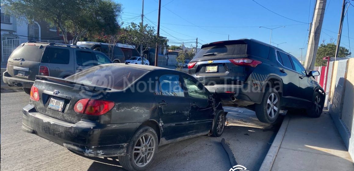 1 Choque en el bulevar José F. Ortiz de Domínguez deja severos daños y derriba un poste de luz
