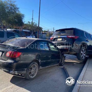 1 Choque en el bulevar José F. Ortiz de Domínguez deja severos daños y derriba un poste de luz