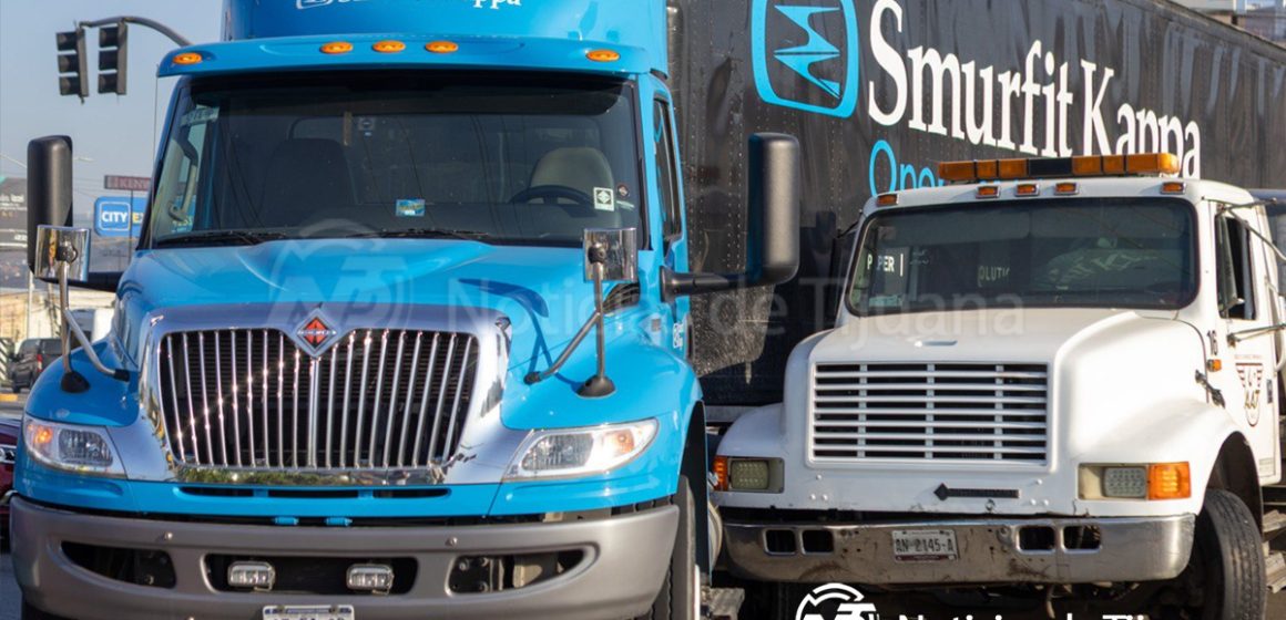 2 Choque en bulevar Insurgentes desata caos vial frente a Burger King