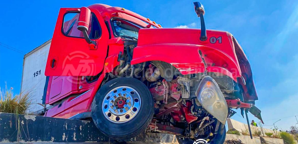 Tractocamión choca contra muros de contención en Vía Rápida Alamar