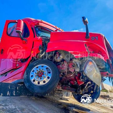 2 Tractocamión choca contra muros de contención en Vía Rápida Alamar