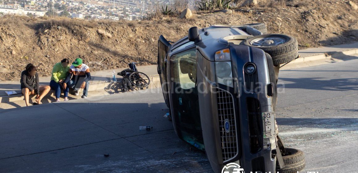 2 Familia sale ilesa tras volcadura en el bulevar Héctor Terán Terán