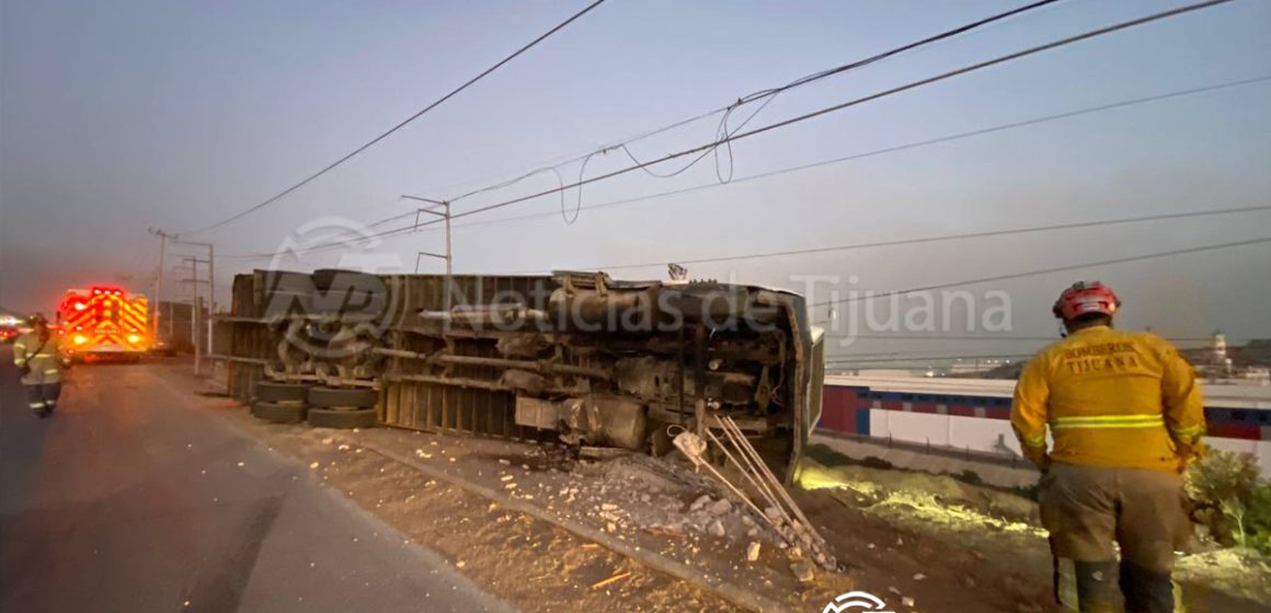 Camión de carga termina en volcadura en bulevar 2000; conductor resulta ileso
