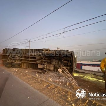 Camión de carga termina en volcadura en bulevar 2000; conductor resulta ileso