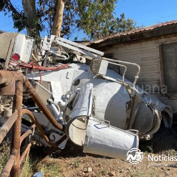 3 Camión revolvedor termina en volcadura en la carretera libre Tijuana–Tecate