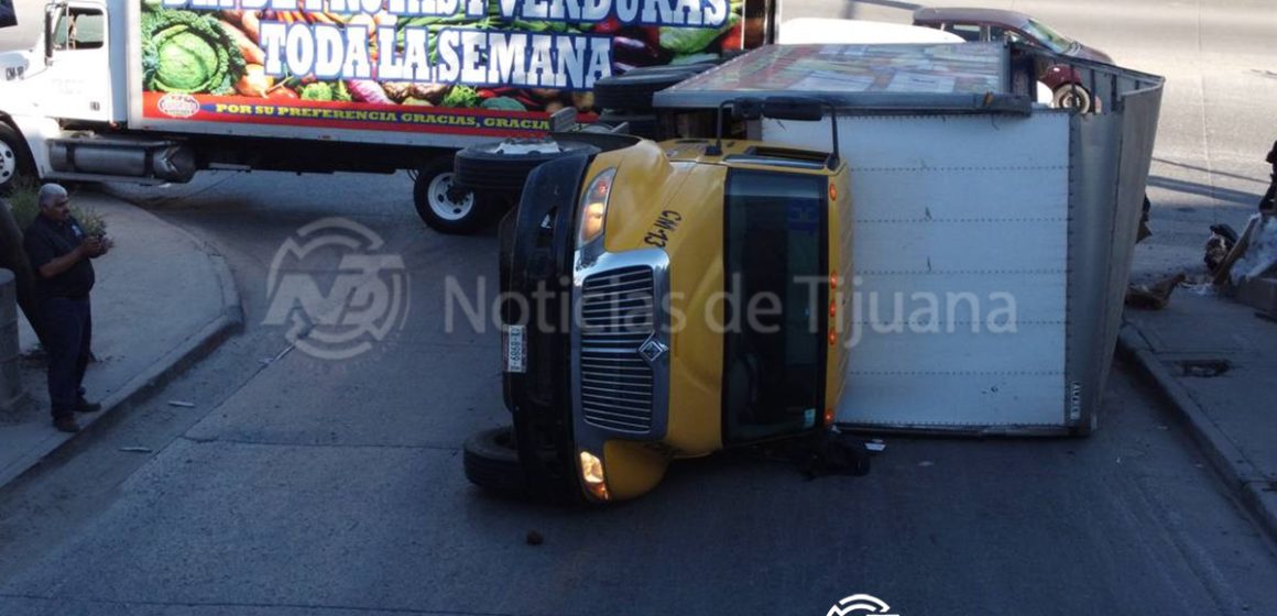 Camión cargado con papas se vuelca en la carretera libre Tijuana – Tecate
