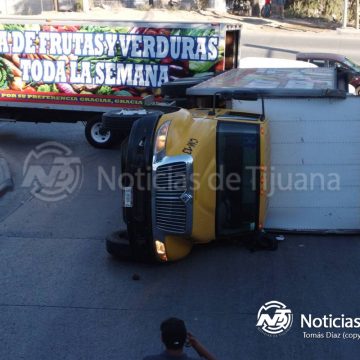 3 Camión cargado con papas se vuelca en la carretera libre Tijuana – Tecate