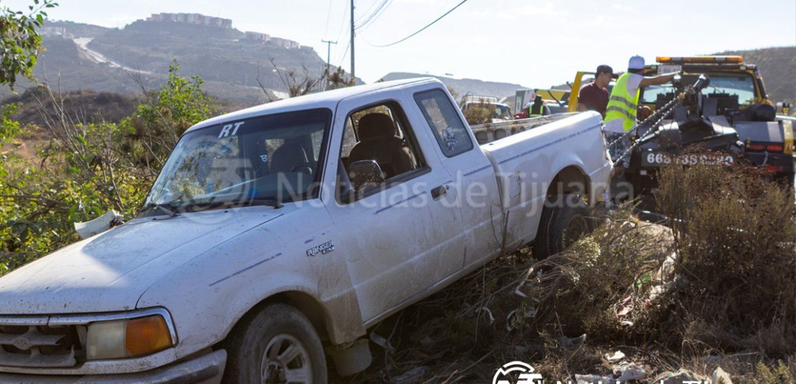 Vuelca camioneta de vendedor de aguas en el bulevar 2000