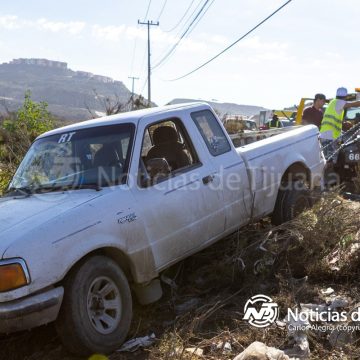 3 Vuelca camioneta de vendedor de aguas en el bulevar 2000