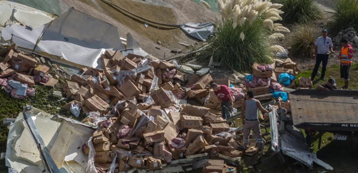3 Camión de la empresa “SuKarne” termina en volcadura en Rosarito