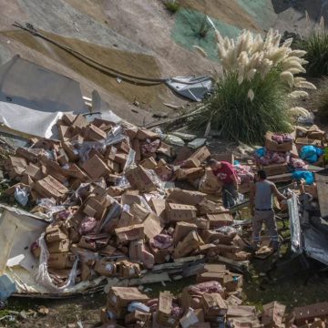 3 Camión de la empresa “SuKarne” termina en volcadura en Rosarito