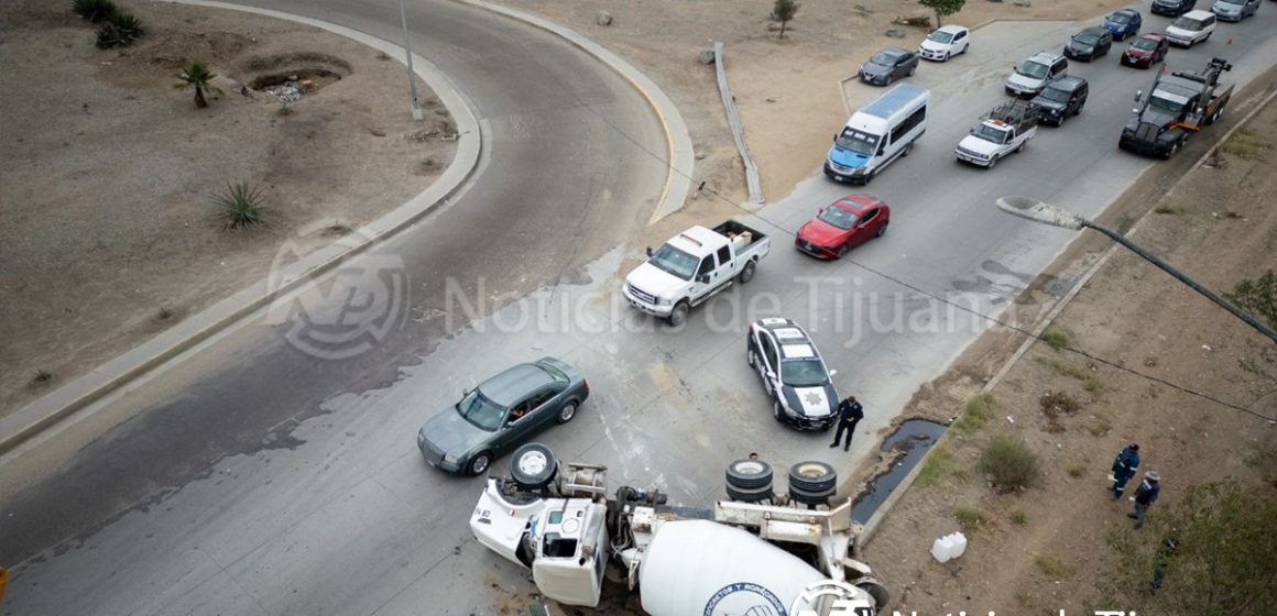 Pipa revolvedora termina en volcadura sobre bulevar 2000; no hubo heridos