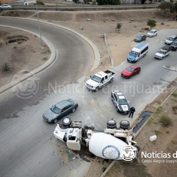 4 Pipa revolvedora termina en volcadura sobre bulevar 2000; no hubo heridos