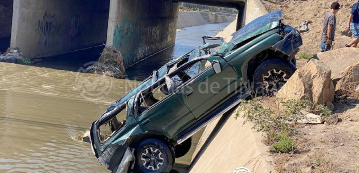 Conductor de una Toyota termina en volcadura en la canalización