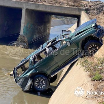 Conductor de una Toyota termina en volcadura en la canalización